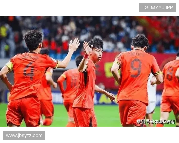 中国足球队备战亚洲杯引关注 多名球员争取首发位置争夺激烈 中国足球队备战亚洲杯引关注 多名球员争取首发位置争夺激烈