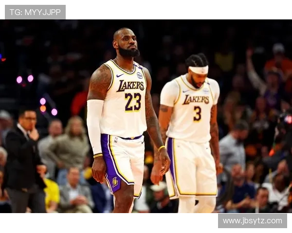 湖人队三巨头新赛季表现引热议 詹姆斯与浓眉能否携手再创辉煌